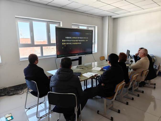 人们在房间里AI 生成的内容可能不正确。