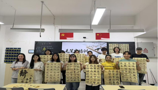 翰墨润初心 笔墨传文脉——数字商贸学院开展毛笔书法特色晚自习活动